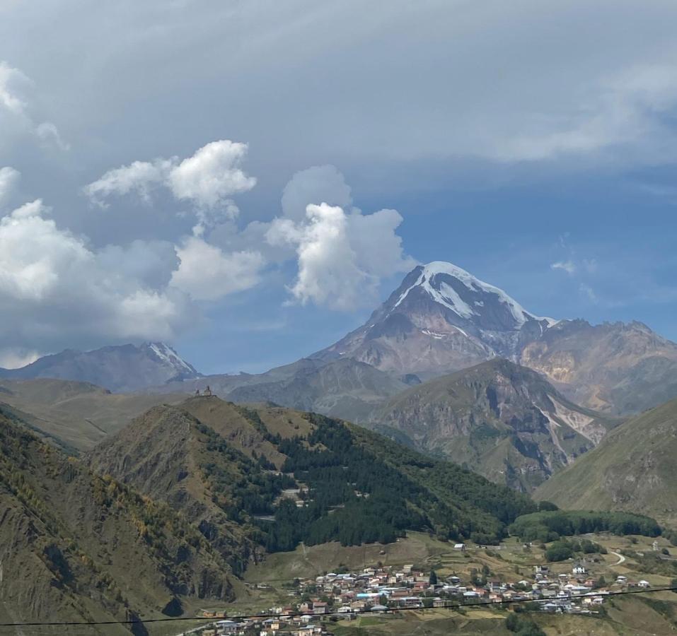 Hotel Iveria Kazbegi Exteriör bild