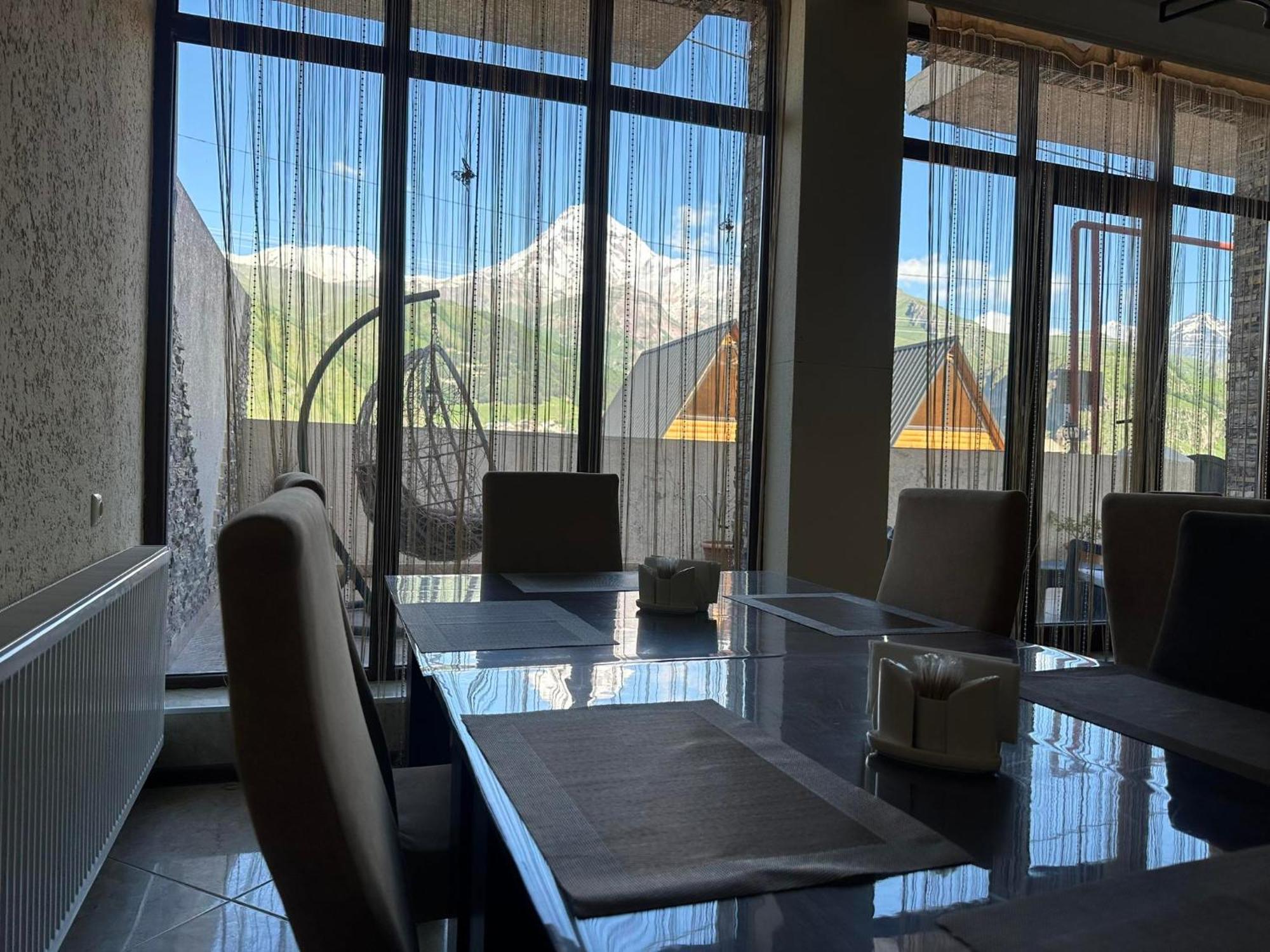 Hotel Iveria Kazbegi Exteriör bild