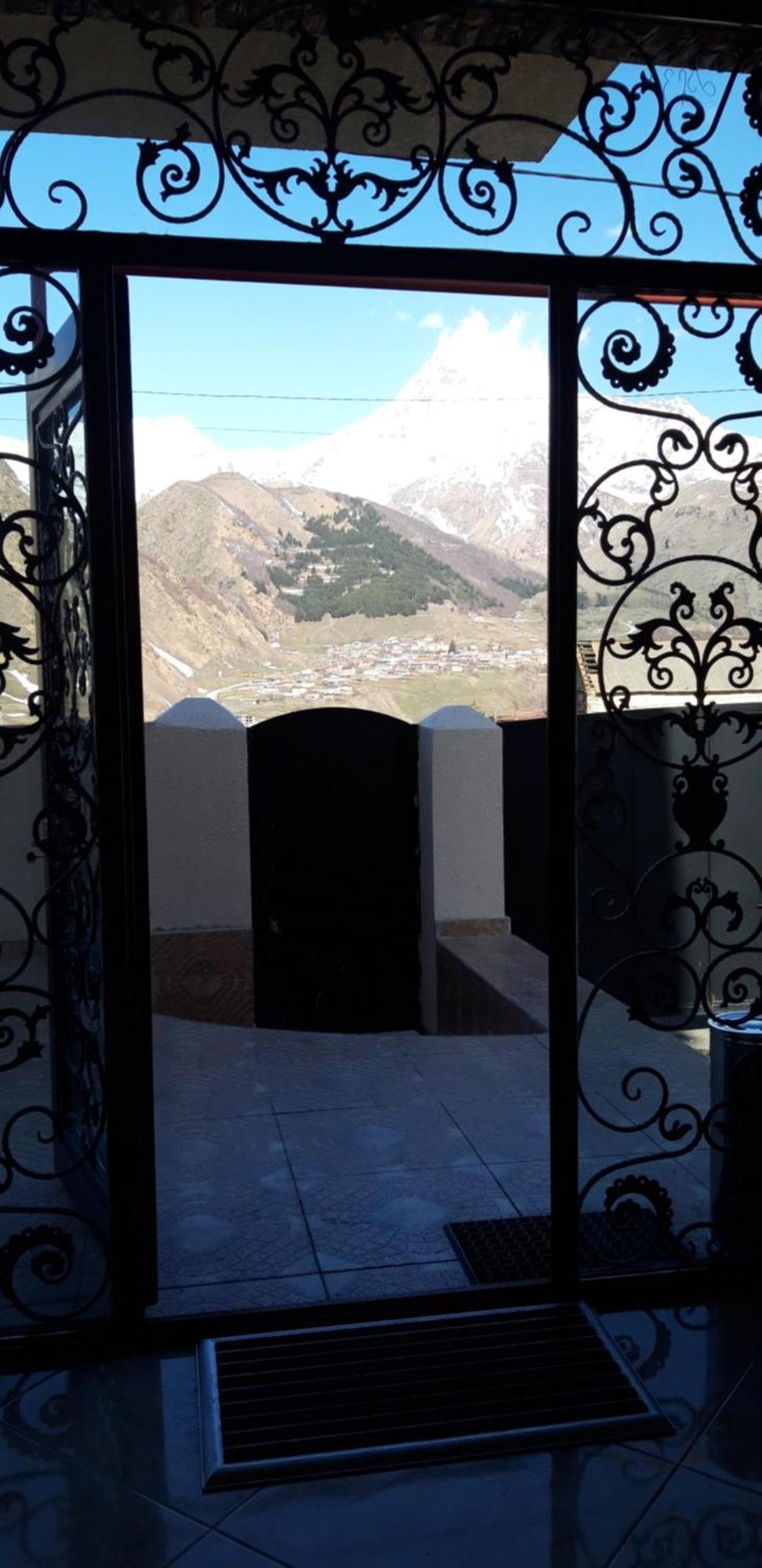 Hotel Iveria Kazbegi Exteriör bild